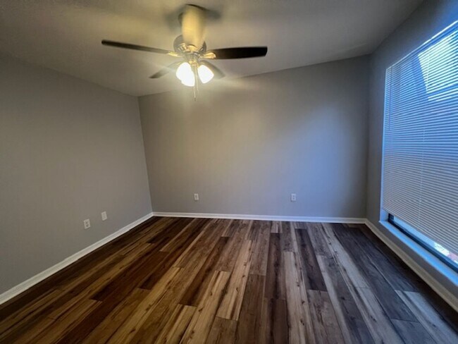 Building Photo - 2 Bedroom/2 Bathrrom Townhouse Close to Fo...