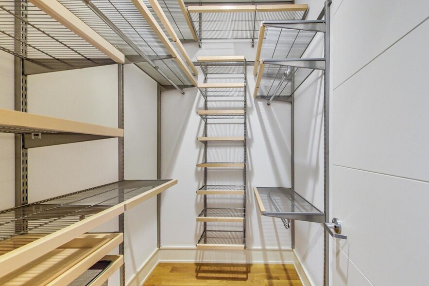 Building Photo - 2424 W Chicago Ave