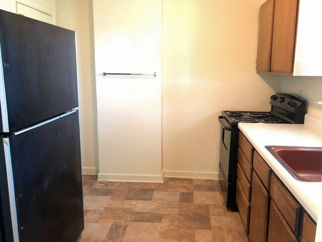 Building Photo - 2 bed, 1 bath condo