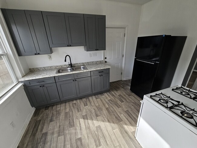 Building Photo - 9208 Pierpont Ave