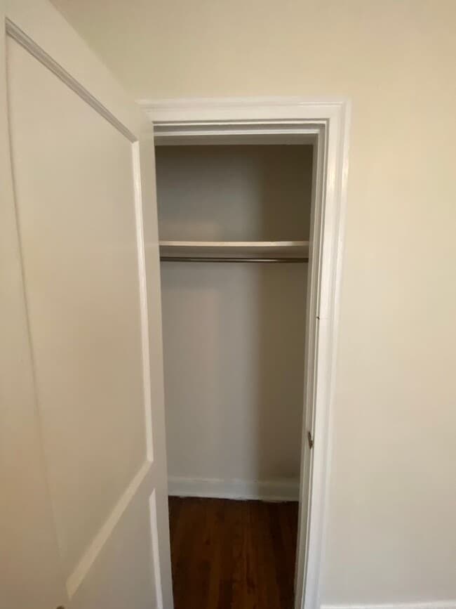Building Photo - 2-bedroom, 1 bath home available in Rosewood area!