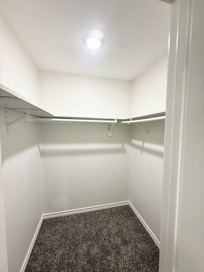 Building Photo - Elegant Recently Updated 3/2/2 Home in Ang...