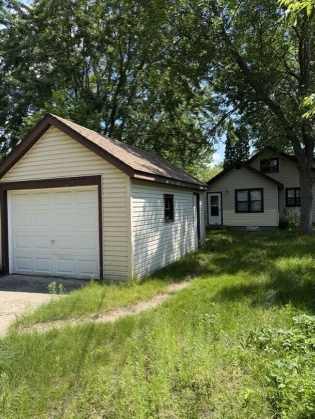 Building Photo - 2 Bedroom house with garage