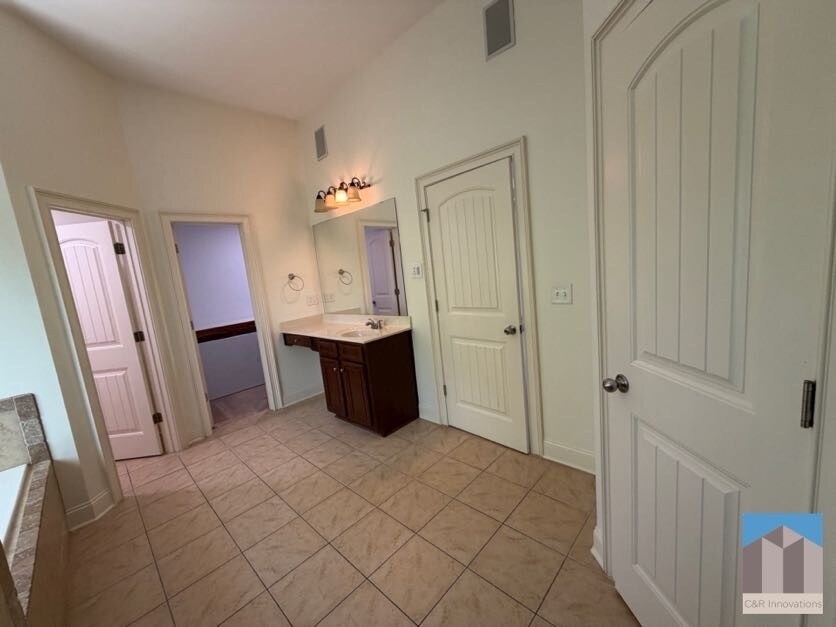 Building Photo - 4805 Carriage Bridge Ln