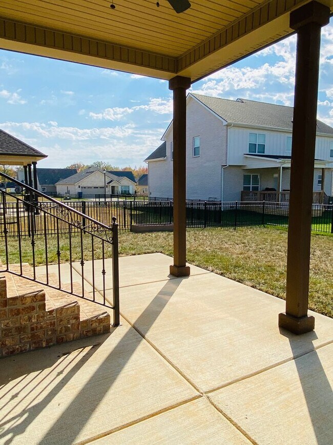 Building Photo - Luxury Home in Sango
