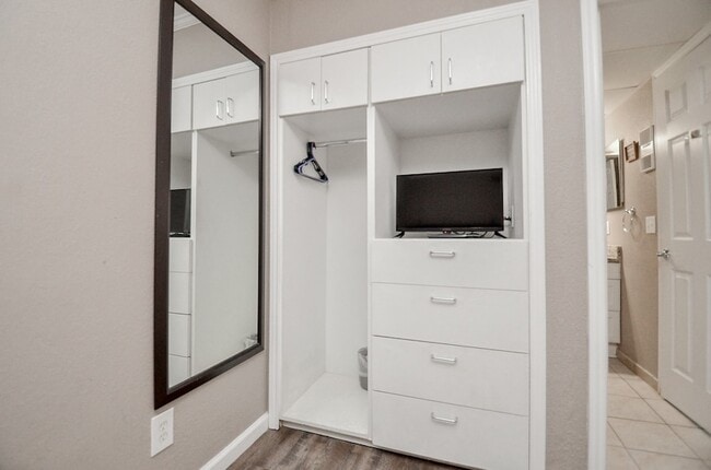 Building Photo - 6102 Seawall Blvd