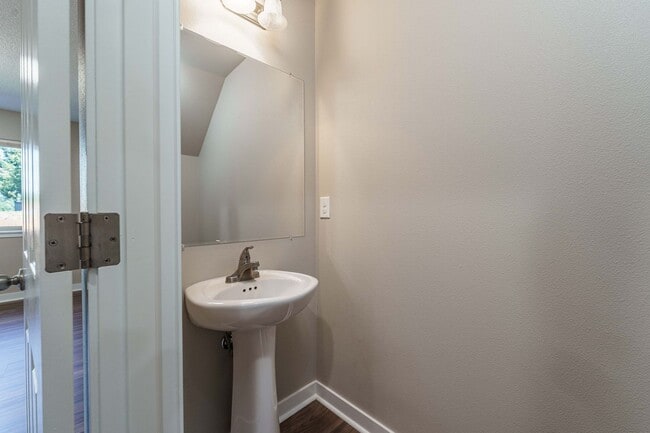 Building Photo - ASK ABOUT AUGUST MOVE IN SPECIAL 3 Bedroom...