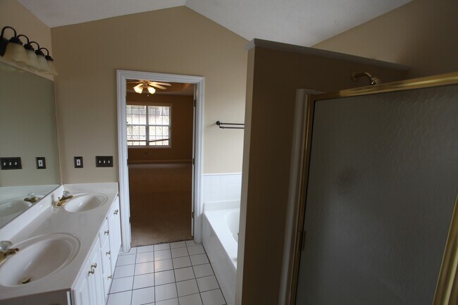 Building Photo - Beautiful 4-Bedroom, 3-Bath Home with Gara...