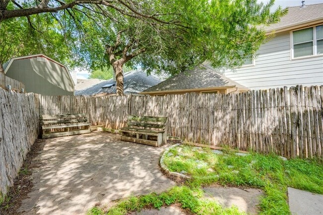 Building Photo - 1802 Village Oak Ct