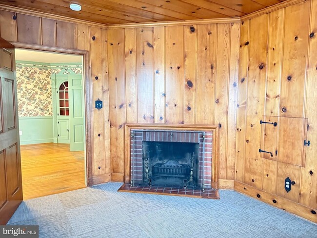 Building Photo - 118 St Marys Ave