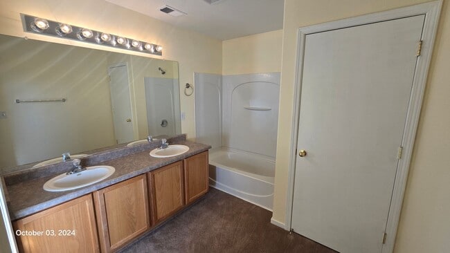 Building Photo - Spacious Two Story Townhome on Golf Course