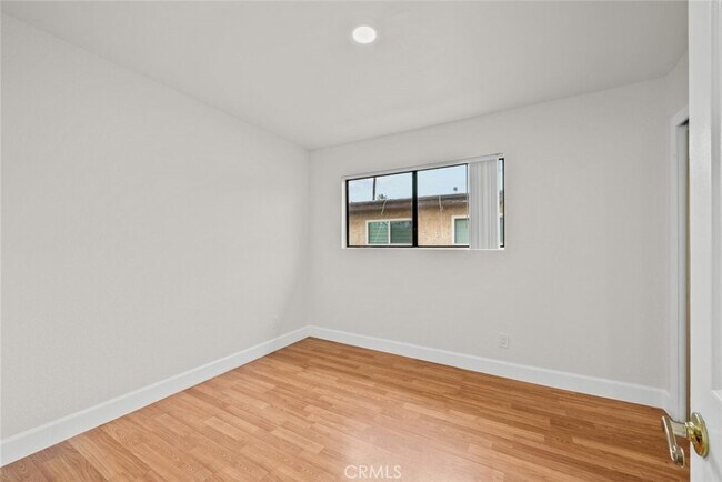 Building Photo - 13861 Vanowen St