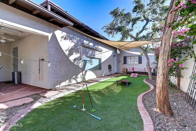 Building Photo - 1027 W 19th St