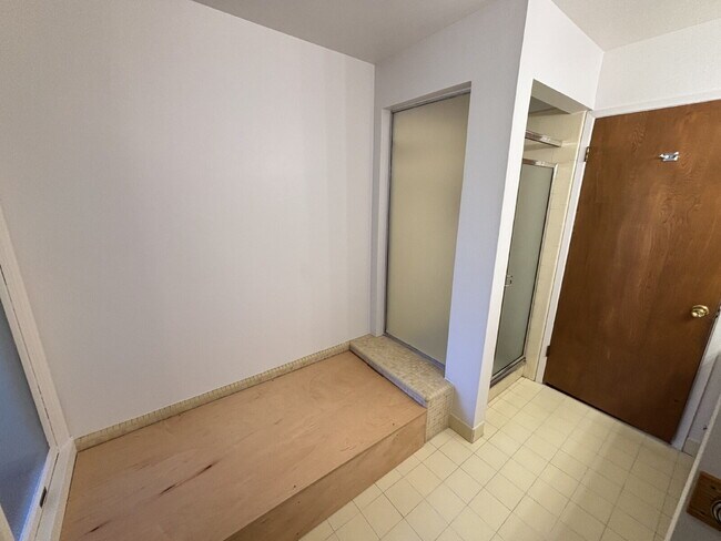 Building Photo - 485 Butterfield Pl