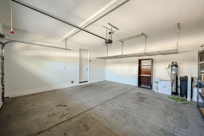 Building Photo - Beautiful 5bedrooms-2Baths Modern Style Home!