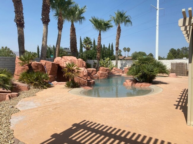 Building Photo - Single Story 4 Bedroom on 1/2 Acre Lot w/ Pool & Spa!
