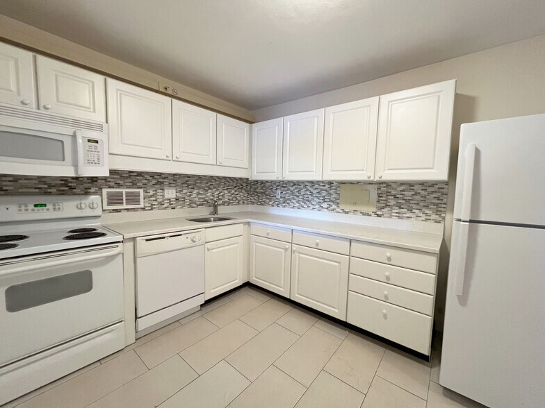 Building Photo - 75 Monmouth St