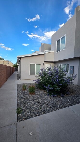 Building Photo - 317 Princeton Dr SE