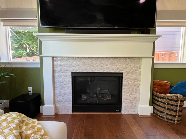 Building Photo - Beautiful 4Bd + 2Ba With Gorgeous Green Vi...
