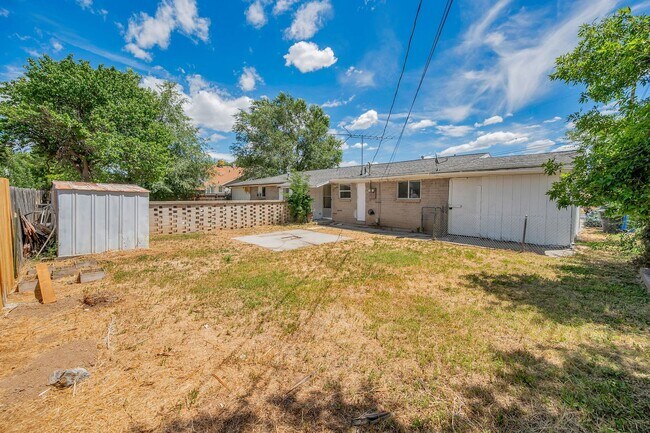 Building Photo - West Jordan Duplex w carport AVAILABLE NOW!!