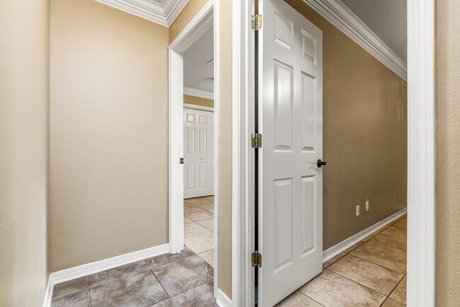 Building Photo - 4/2 Cantonment Property in Kings Road Neighborhood