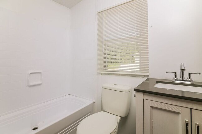 Building Photo - 2137 Coral Dr