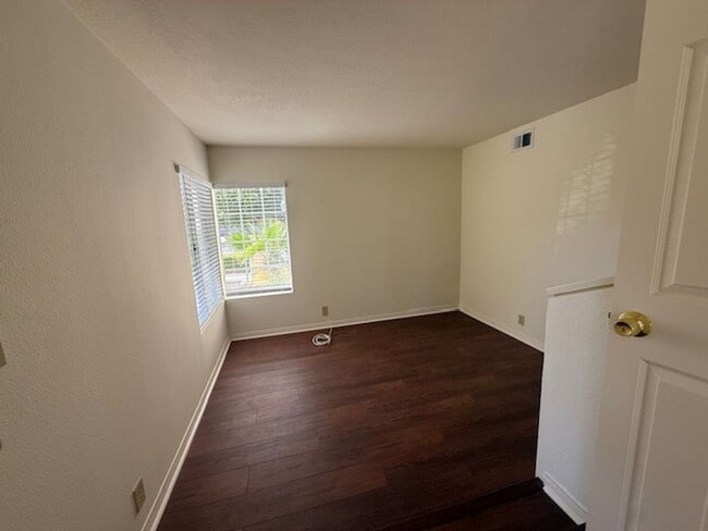 Building Photo - Spacious Home in Tustin with Main Floor Be...