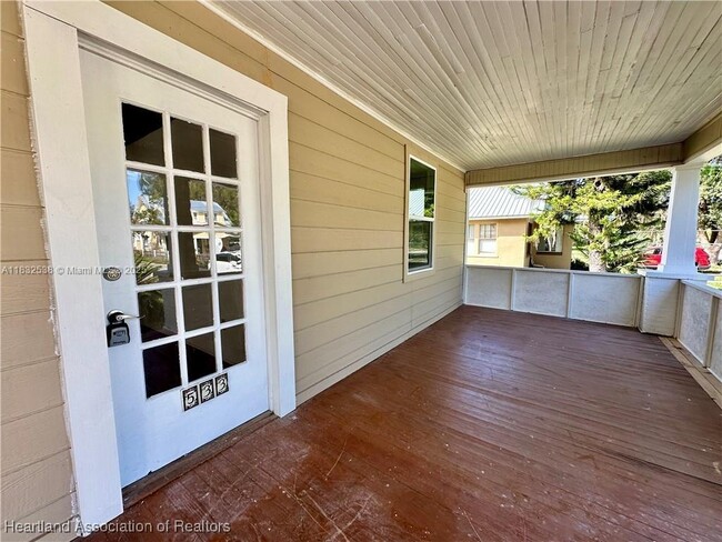 Building Photo - 533 Rose Dr