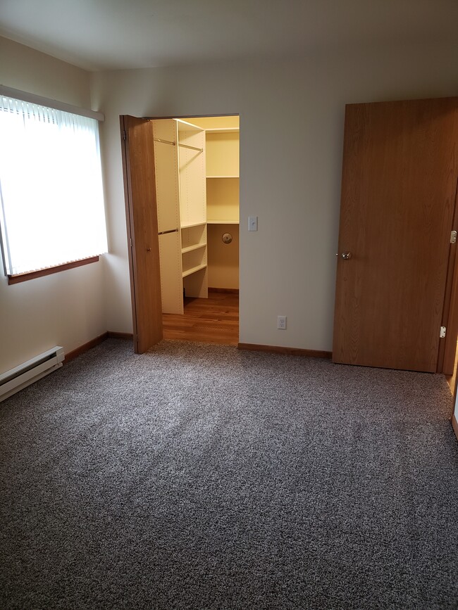 Laundry / Closet - Rensway Apartments