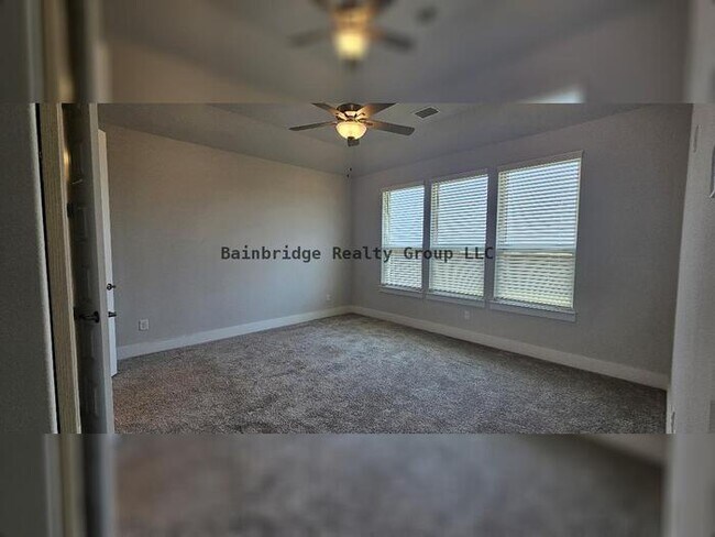 Building Photo - 3/2/2 w/office - Space & Functionality in ...
