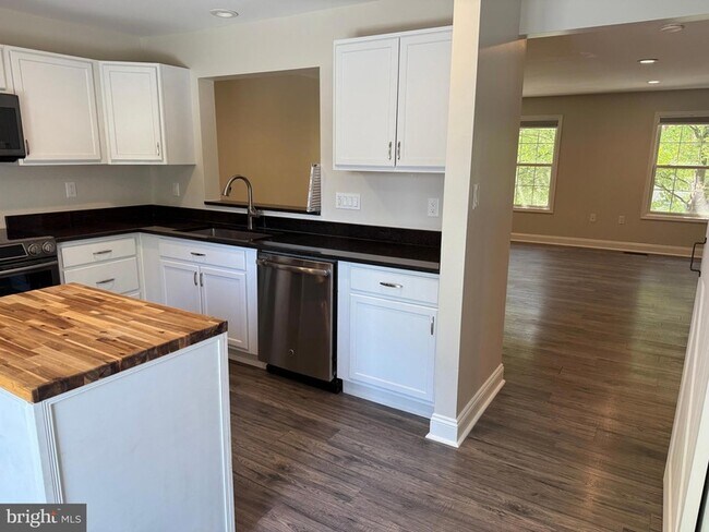 Building Photo - 111 Ridge Ct