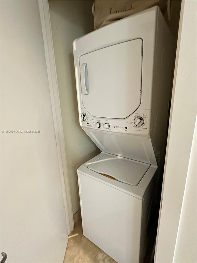 Building Photo - 1060 Brickell Ave