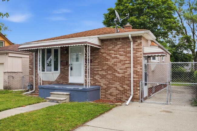 Building Photo - SPECTACULAR 3 BED/1 BATH IN LOVELY LINCOLN PARK! APPLY NOW!