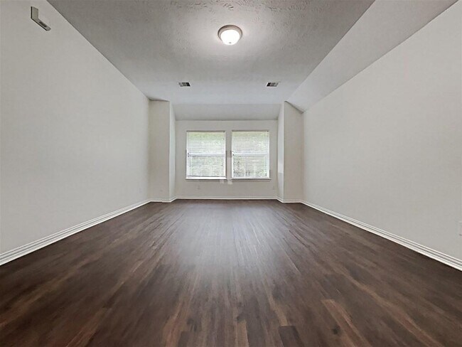Building Photo - 2213 Oak Cir Dr N