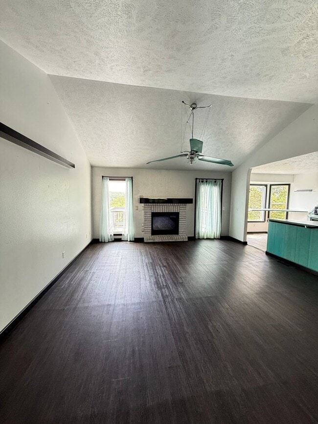 Building Photo - Spacious Basement Home with Breathtaking V...