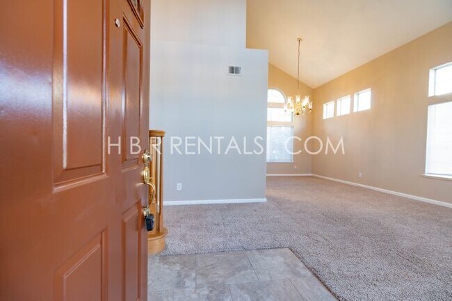 Building Photo - Move in Ready Beautiful 4 Bed Home in Tracy - Full Bed/Bath on 1st floor
