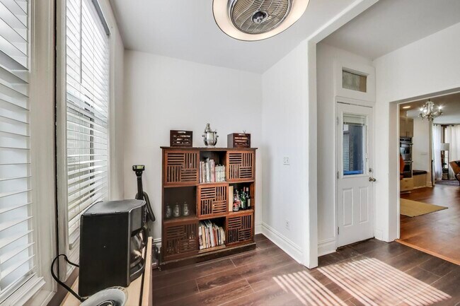 Building Photo - 4553 S Ellis Ave