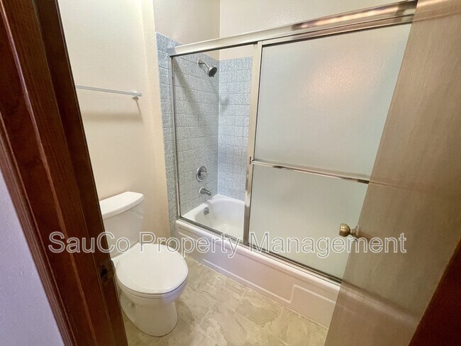 Building Photo - 324 SE 30th Ave