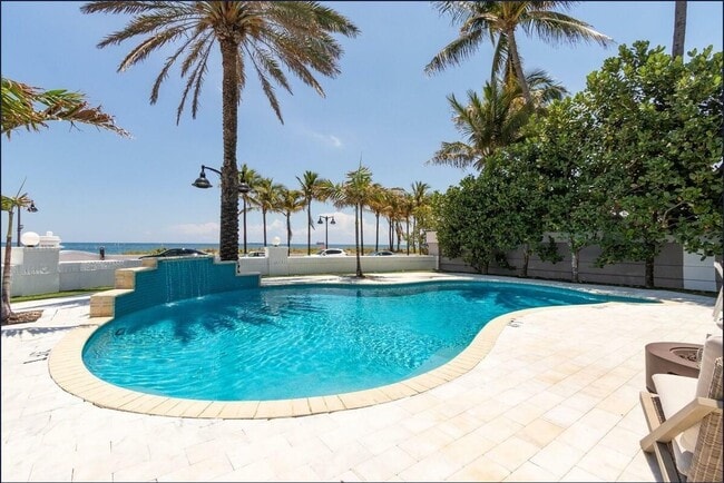 Building Photo - 3350 NE 14th Ct