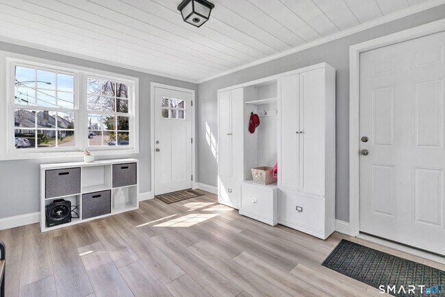 Building Photo - 150 Stiles St