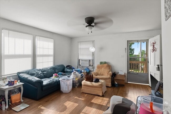 Building Photo - 527 Maple St