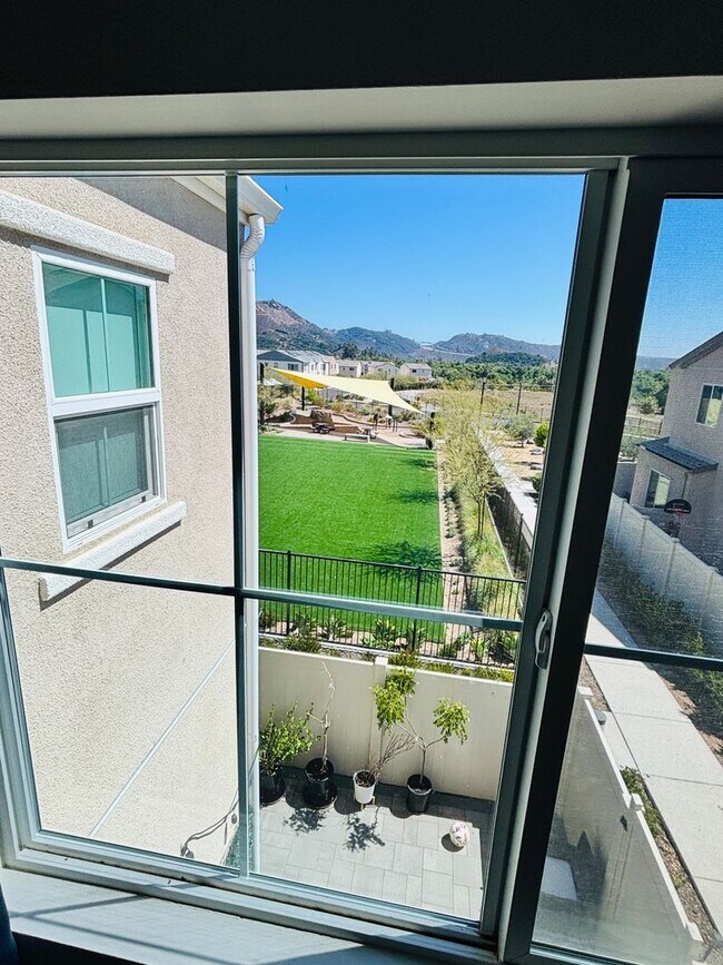 Building Photo - Gorgeous Citro Townhome for Rent