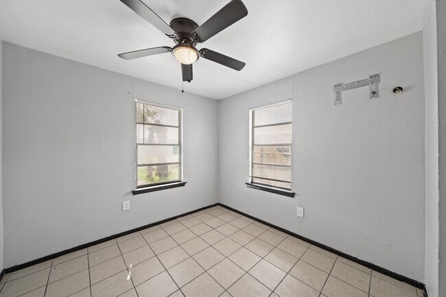 Building Photo - 1012 Ann St