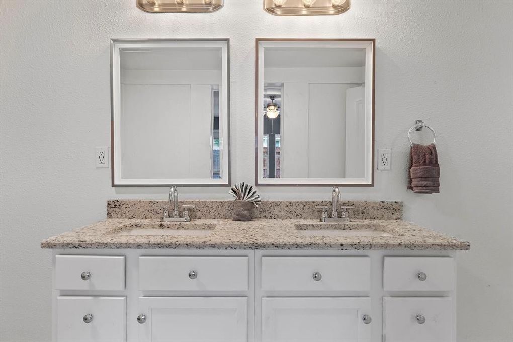 Building Photo - 1910 Danube Dr