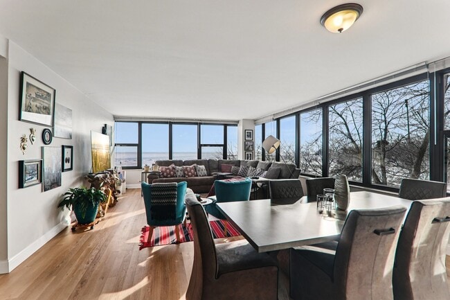 Building Photo - 5801 N Sheridan Rd