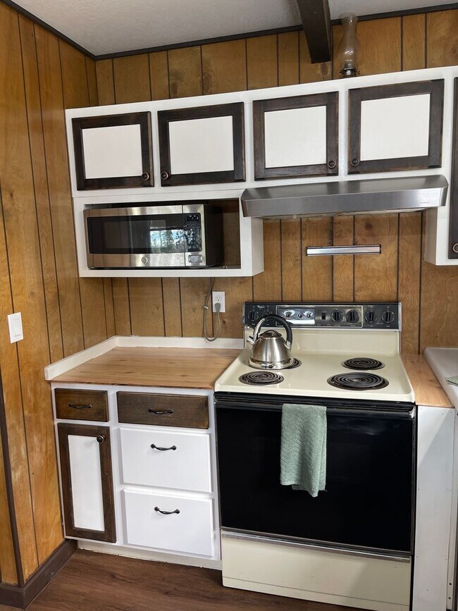 Building Photo - Magalia- 3 bedroom 2 bathroom, 2 story, detached garage, extra lot available