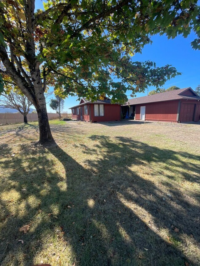 Building Photo - 770 W Airway Rd