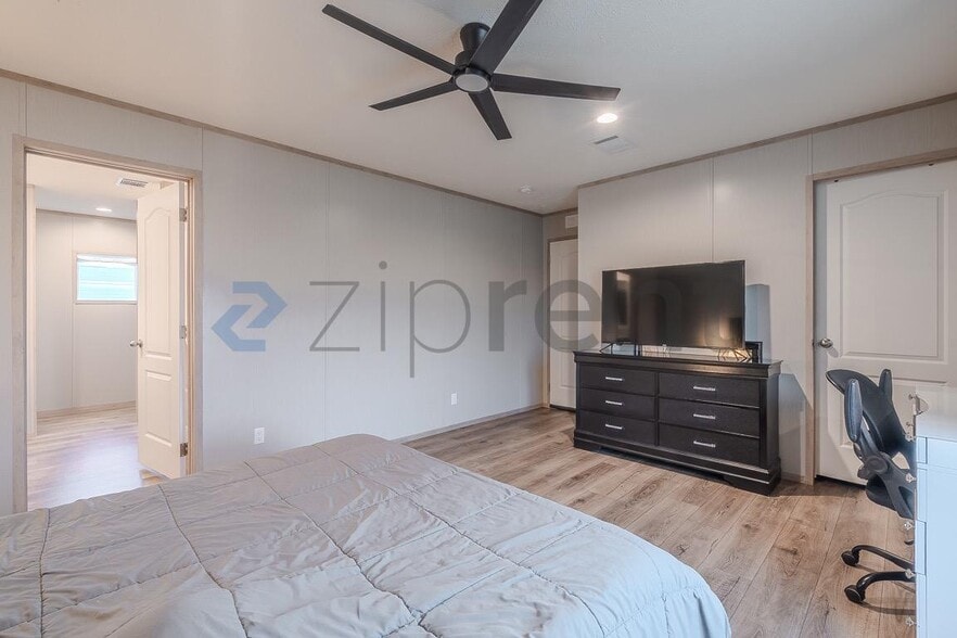 Building Photo - 1202 Longleaf Pne St