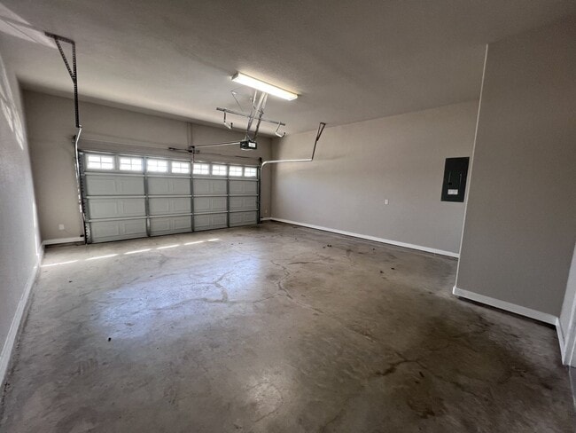 Building Photo - Beautiful Townhouse in New Braunfels!