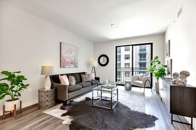 living room - 400 N Andrews Ave